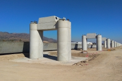 Pilas del viaducto de Tercia junto con las vigas acopiadas. 02/2023. Foto Adif Alta Velocidad