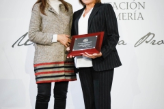 Marisa Jurado, ASAFAL, entrega la placa -homenaje a Francisca Garzón, viuda de Jesús Martínez Capel