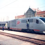 Talgo XXI estacionado en las vacías vías de la estación de Almería a finales de los años 90
